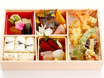 てんぷら花三昧のお弁当一例
